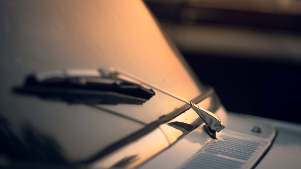 Essential do’s and don’ts for repairing chipped windshields to stop auto glass damage from spreading and protect your safety
